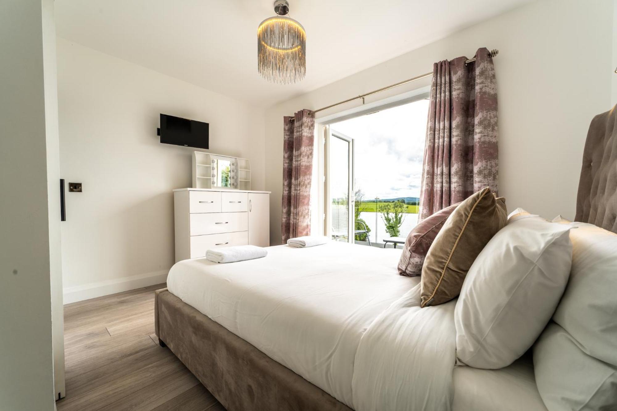 Escape Ordinary At Lily'S Pad Villa Enniskillen Exterior photo